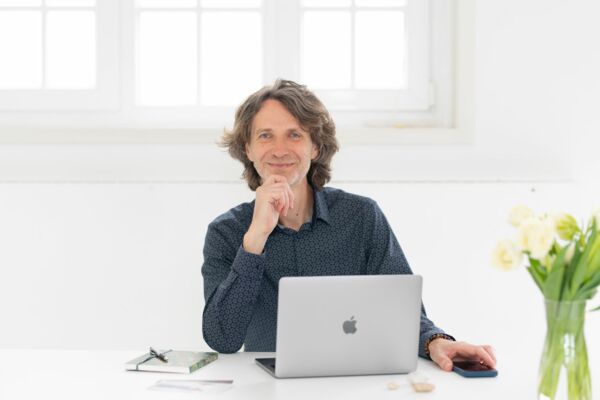 Robert Kallinger sitzt an seinem Computer im Büro