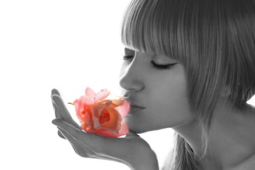ScentCoach – duftgestütztes Coaching Frau riecht an Rose